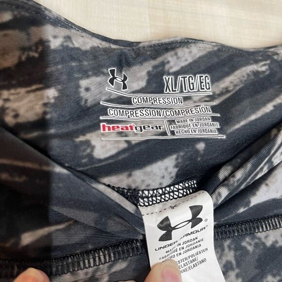 Under Armour black and grey capri length compression leggings, size XL - Picture 7 of 11